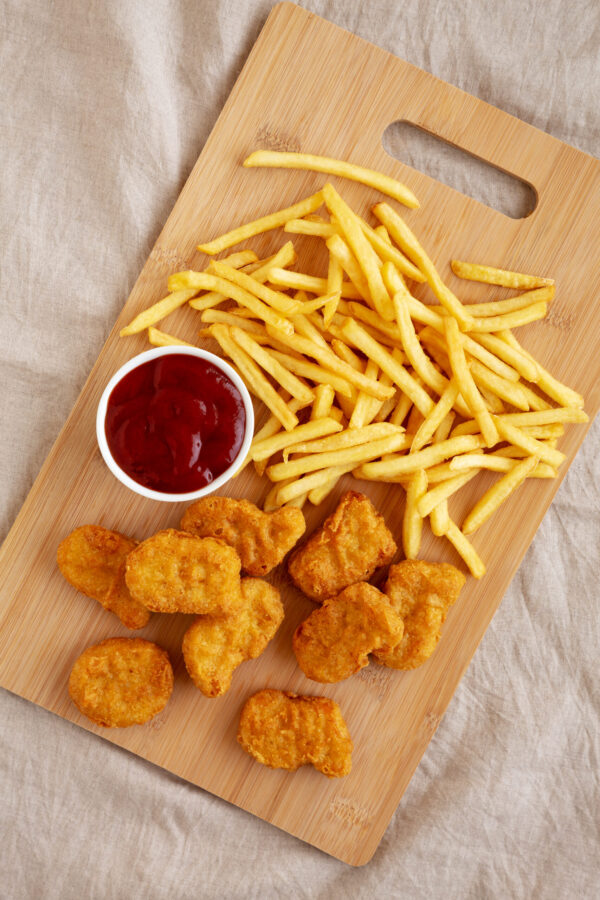 Chicken Nuggets & Pommes & Sauce nach Wahl