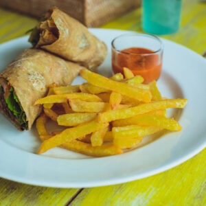 Frühlingsrollen mit Pommes Frites & Sauce nach Wahl