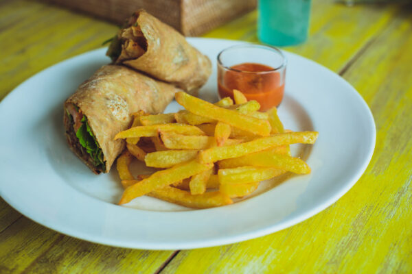 Frühlingsrollen mit Pommes Frites & Sauce nach Wahl